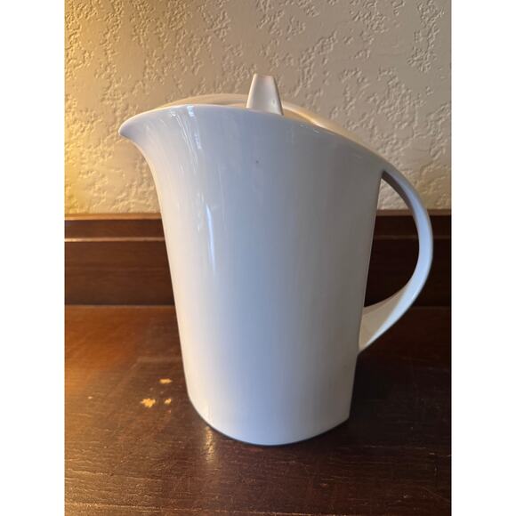 Villeroy & Boch Alba White Vitro-Porcelain Pitcher with Lid - Picture 3 of 8